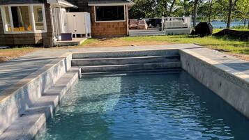 Una piscina al aire libre, una piscina climatizada