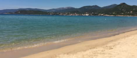 Sulla spiaggia, lettini da mare