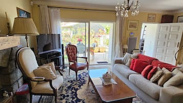 Smart TV, caminetto, videogiochi, lettore DVD