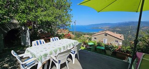 Outdoor dining - 360 degree heavenly view (Calcatoggio)