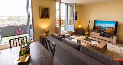 Le Pont Royal, Spectacular Views of Loire & Bridge from huge, private terrace !