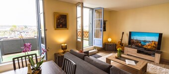 Le Pont Royal, Spectacular Views of Loire & Bridge from huge, private terrace !