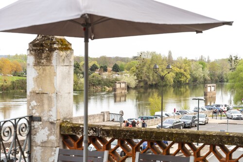 Le Pont Royal, Spectacular Views of Loire & Bridge from huge, private terrace !