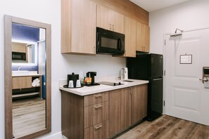 Deluxe Studio | Egyptian cotton sheets, premium bedding, pillowtop beds, desk - Palace Inn Blue Houston East Beltway 8 (Houston)