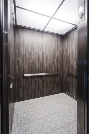 Elevator - Palace Inn Blue Houston East Beltway 8 (Houston)