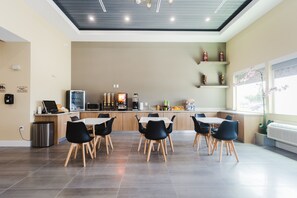 Free daily continental breakfast - Palace Inn Blue Houston East Beltway 8 (Houston)