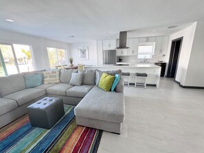 Smart-tv, eldstad och böcker