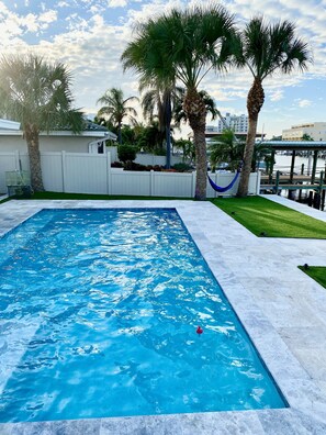 Una piscina al aire libre, una piscina climatizada