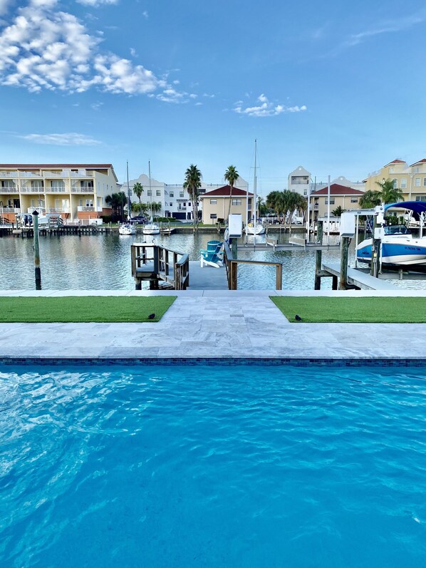 Una piscina al aire libre, una piscina climatizada