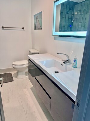 Secador de pelo, toallas, jabón, papel higiénico