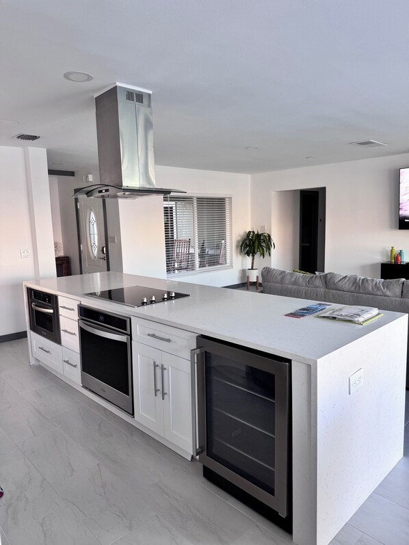 Kylskåp, mikrovågsugn, ugn och spishäll