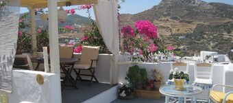 The Lalare cottages: Enjoy superb hospitality in a traditional skyrian home