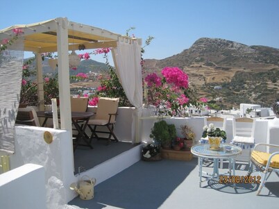 The Lalare cottages: Enjoy superb hospitality in a traditional skyrian home