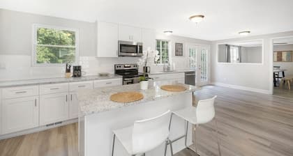 Large Group Paradise - Blocks From UNCC