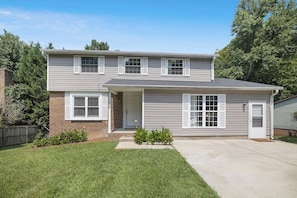 Exterior - Large Group Paradise - Blocks From UNCC (Charlotte)