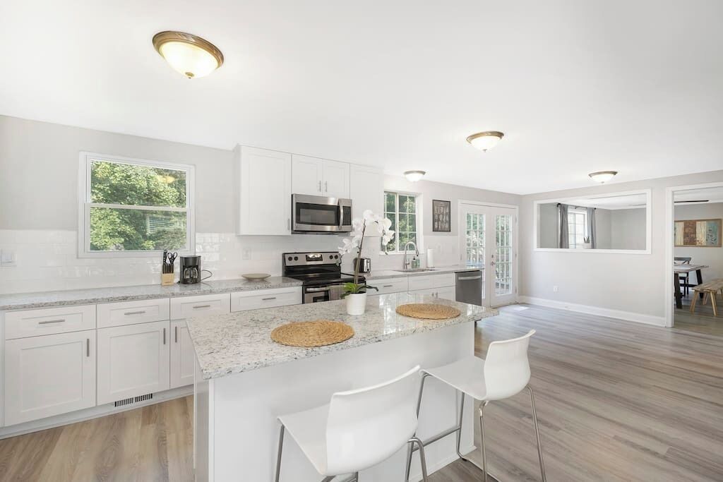 Kjøleskap, mikrobølgeovn, ovn og kokeplater