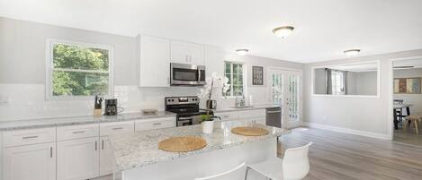 Kjøleskap, mikrobølgeovn, ovn og kokeplater