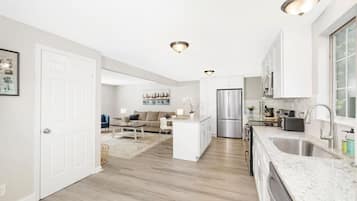 Jääkaappi, mikroaaltouuni, uuni, liesi