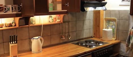 Fridge, oven, stovetop, coffee/tea maker