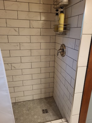 Bañera, toallas, jabón, papel higiénico