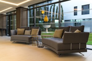 Coin salon dans le hall