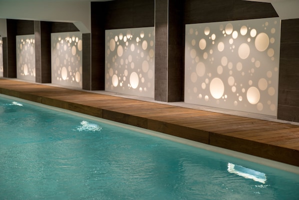 Piscine couverte, accès possible de 08 h 00 à 22 h 00, chaises longues 