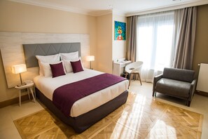 In-room safe, desk, laptop workspace, blackout curtains - Les Jardins de Saint-Cloud (Saint-Cloud)