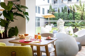 Petit déjeuner continental (12 EUR par personne)