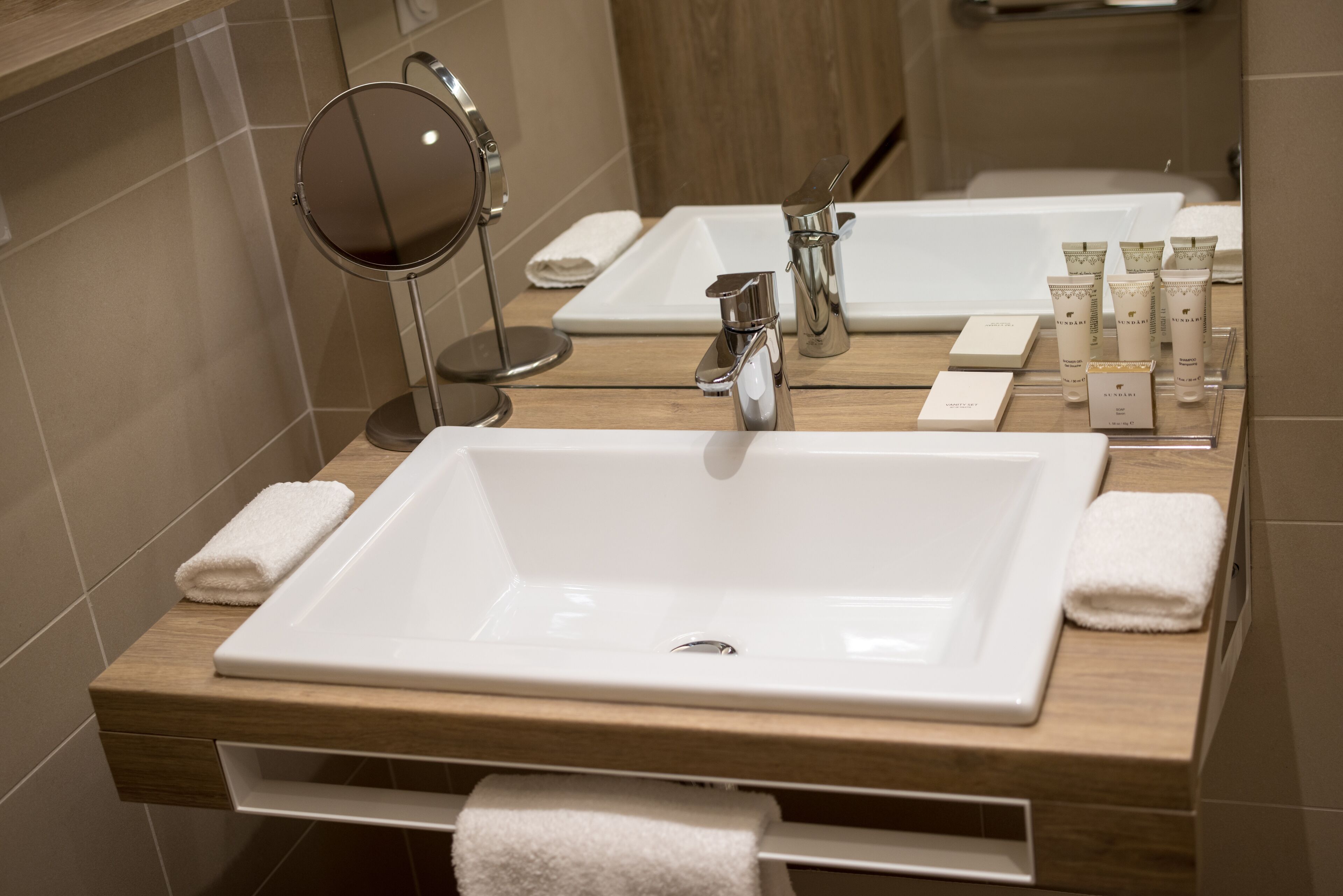 executive double room | bathroom | shower, hair dryer, bathrobes, slippers