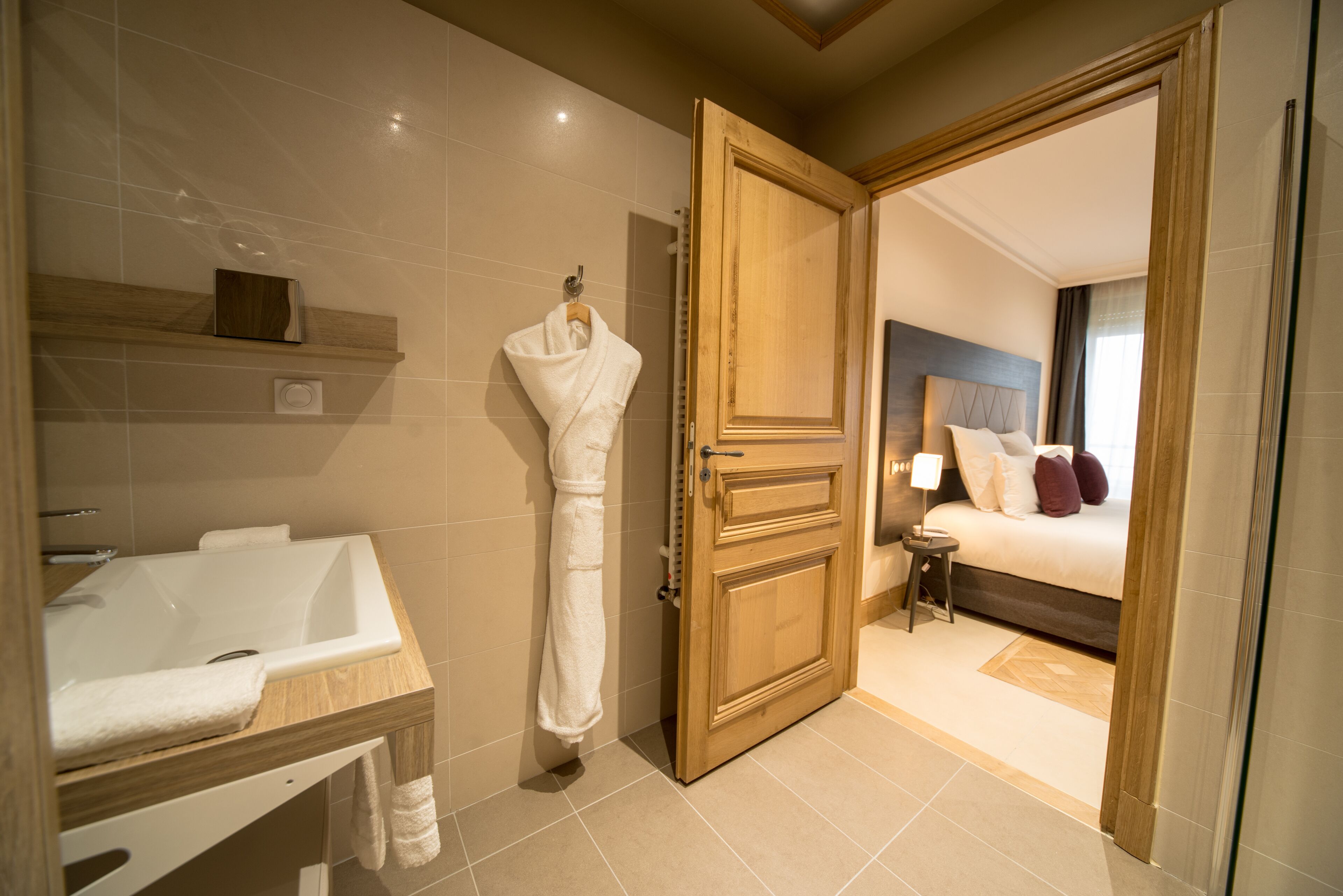 classic double room | 1 bedroom, in-room safe, desk, laptop workspace