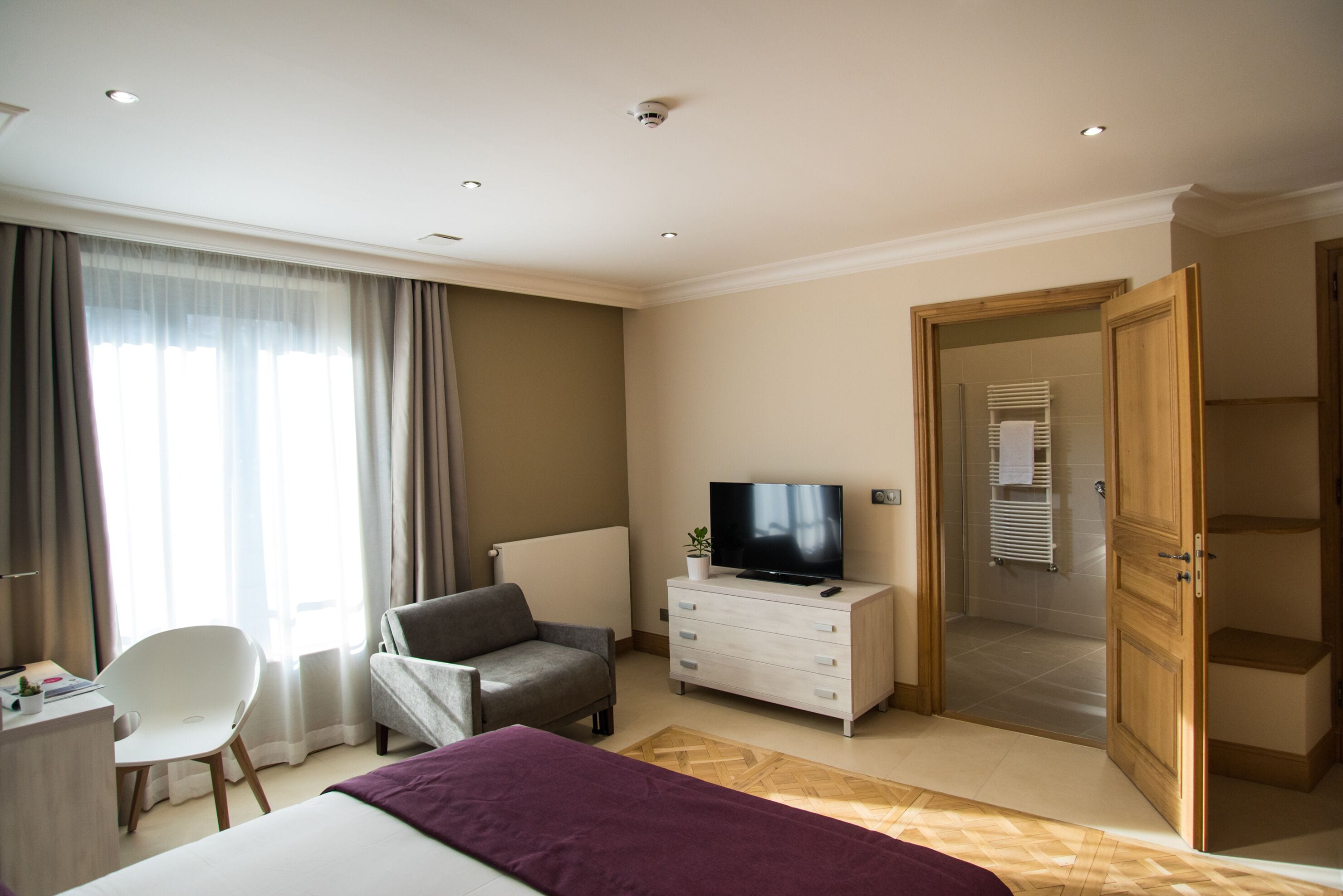 comfort double room | 1 bedroom, in-room safe, desk, laptop workspace