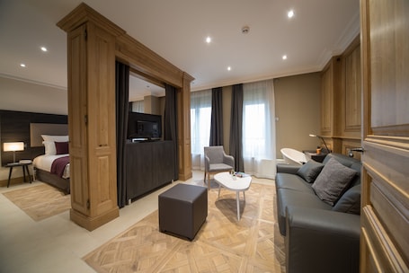 Caja de seguridad en la habitación y escritorio