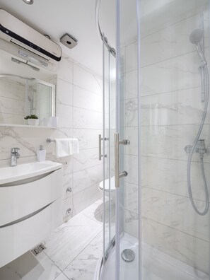 Apartment | Bilik Mandi | Pancuran mandi, pengering rambut, tuala disediakan 