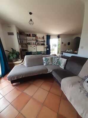 تلفزيون، ألعاب فيديو، مشغل دي في دي، كُتُب