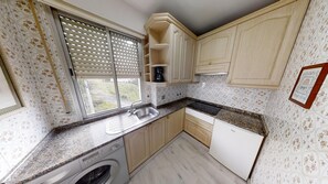 Kühlschrank, Mikrowelle, Herdplatte, Wasserkocher mit Kaffee-/Teezubehör