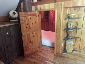 3 bedrooms, WiFi, bed sheets - Le Chalet Inuksuk • Log Cabin, Waterfront & Spa (Sainte-Béatrix)