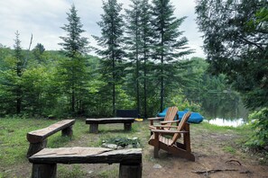 Property grounds - Le Chalet Inuksuk • Log Cabin, Waterfront & Spa (Sainte-Béatrix)