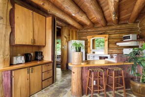 Interior - Le Chalet Inuksuk • Log Cabin, Waterfront & Spa (Sainte-Béatrix)