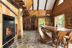 Dining - Le Chalet Inuksuk • Log Cabin, Waterfront & Spa (Sainte-Béatrix)