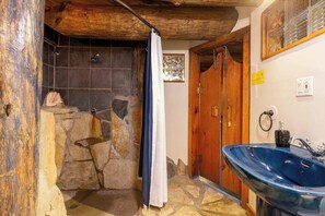 Bathtub - Le Chalet Inuksuk • Log Cabin, Waterfront & Spa (Sainte-Béatrix)