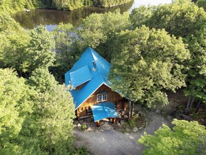 Exterior - Le Chalet Inuksuk • Log Cabin, Waterfront & Spa (Sainte-Béatrix)