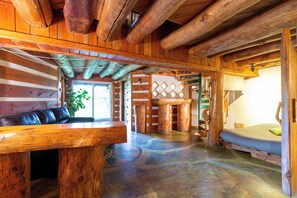 3 bedrooms, WiFi, bed sheets - Le Chalet Inuksuk • Log Cabin, Waterfront & Spa (Sainte-Béatrix)
