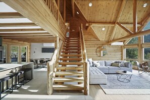Smart TV, chimenea, futbolito y tenis de mesa 