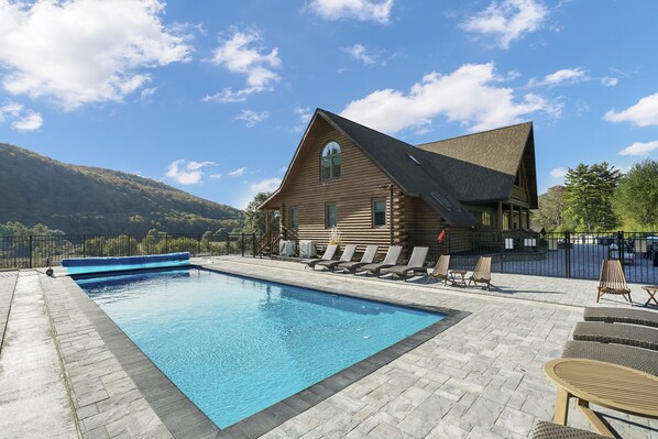 من حمّامات السباحة المغطاة، حمّام سباحة خارجي