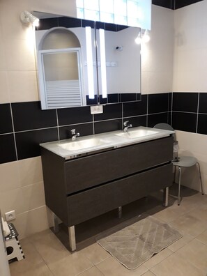 Douche, sèche-cheveux, papier toilette