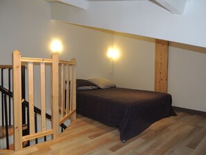 2 bedrooms, iron/ironing board, travel cot, free WiFi