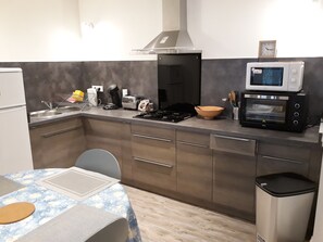 Réfrigérateur, micro-ondes, four, plaque de cuisson