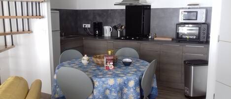 Réfrigérateur, micro-ondes, four, plaque de cuisson