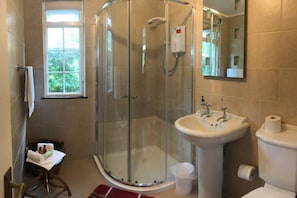 Cottage | Kamar mandi | Shower dan handuk