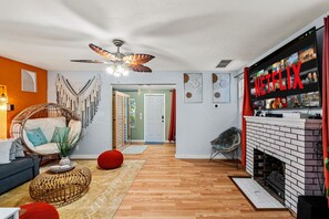 Smart-TV, Kamin, Videospiele, Netflix